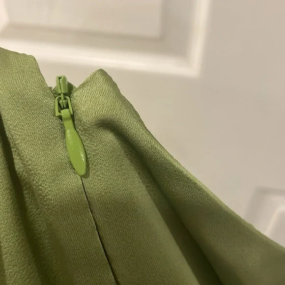 "Amari" Off-the-shoulder satin dress 💚 - Picture 6 of 8